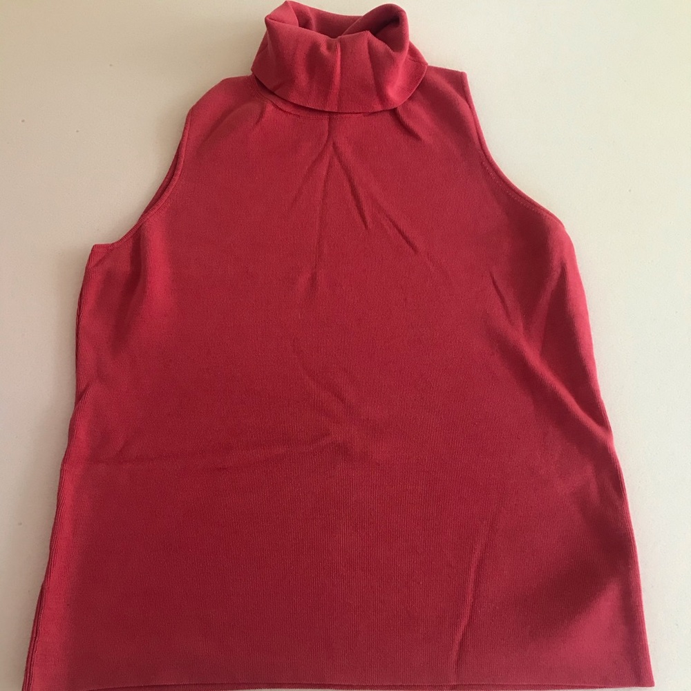 Sleeveless turtleneck